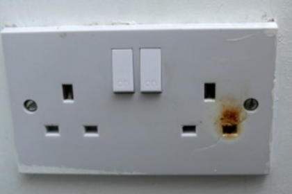 Socket with thermal damage